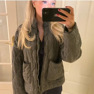 Zara jacka - Zara jacka som nästan alltid är slutsåld. I mycket bra skick. 
