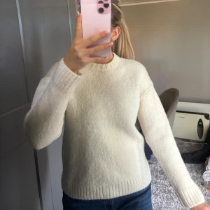 Vit stickad tröja  - Stickad tröja ifrån zara, Storlek M