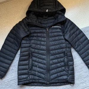 Peak performance jacka  - Säljer denna peak performance som är i toppen skick, bara att höra av sig vid funderingar! Pris kan diskuteras vid snabb affär