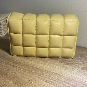 Gul väska från H&M💛 - Superfin gul väska från H&M💛 Säljs inte längre på hemsidan då det är en gammal modell, men sparsamt använd. Kan vara en svår färg att matcha, säljer därför i samband med en halsduk och Gazelles i samma färg💛🤗 
