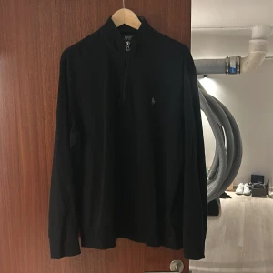 Ralph lauren zipper  - Hej! Säljer ju min fina ralph zipper som knappt används, är som Nyskick. Skriv om ni är intresserade!  Mvh Gabbe