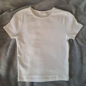Vit t-shirt  - Använd en gång, som ny! Säljer för att det är för liten och inte kom till användning. 
