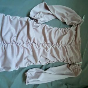 Ljusrosa klänning - Ljusrosa långärmad klänning som framhäver kroppen🌷✨