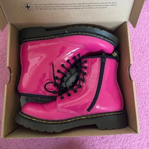 Rosa Dr. Martens - rosa Dr.Martens köpta i london. jättesköna och snygga statement skor med glasig lack. använda men inga defekter. nypris 1500kr. pris går att diskutera💕