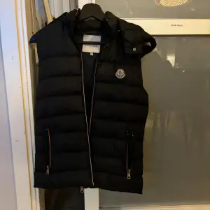 En jätte fin moncler väst i storlek xs-s, man kan ta av och på luvan och priset är inte hugget i sten va inte rädd till att ställa frågor!