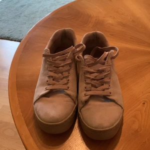Gamle rosa mocka imitations sneakers  - Lite använda men väldigt bra skick f 
