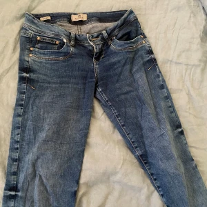 LTB jeans - Rensar jeans. Finns flera på min profil  W26 L30 Fina LTB. Valerie modellen Jag är 163 och de går ner till skorna på mig.