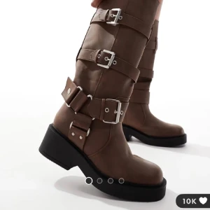 Bruna Midcalf Biker Boots - helt oanvända, köpte för 650kr & säljes för dom inte passade mig, skulle säga att storleken är mer som en 38.