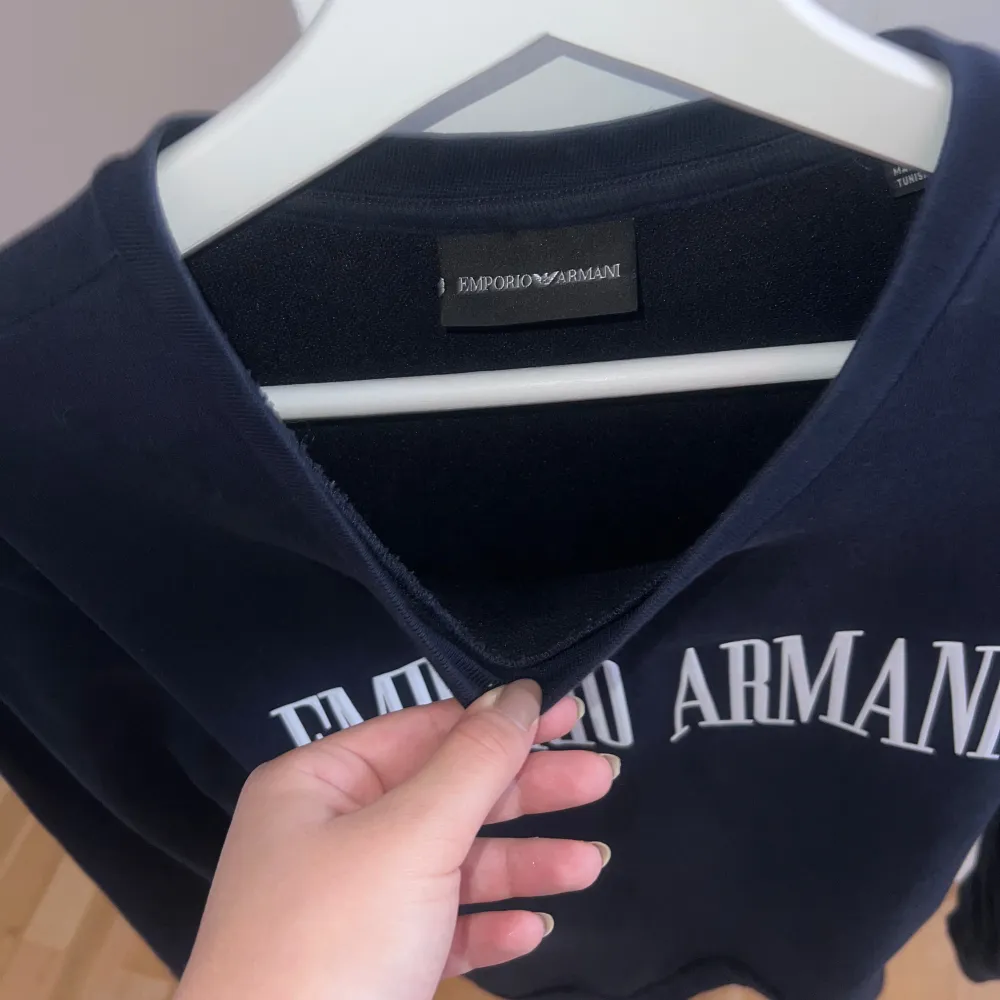 Jätte snygg äkta Armani tröja, köpte i Milano för 3 år sedan. Finns inte att köpa längre i väldigt bra skick, då den har blivit sparsamt använd.. Hoodies.