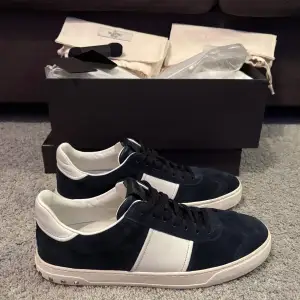 Valentino Flycrew Sneaker | EFTERTRAKTADE | SÄLLSYNTA | Navy Blue | INTE Royal Blue! | SKÖNA | Skick: 9.8/10 | Nypris: 7499+ | Pris: 5399 | Storlek: 43 | ALLA NITAR PÅ | ALLT OG MEDFÖLJER! | Frakt: Postnord + Instabox | Skriv vid minsta fråga📩