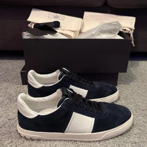 Valentino Flycrew Navy Blue - Valentino Flycrew Sneaker | EFTERTRAKTADE | SÄLLSYNTA | Navy Blue | INTE Royal Blue! | SKÖNA | Skick: 9.8/10 | Nypris: 7499+ | Pris: 4899 | Storlek: 43 | ALLA NITAR PÅ | ALLT OG MEDFÖLJER! | Frakt: Postnord + Instabox | Skriv vid minsta fråga📩