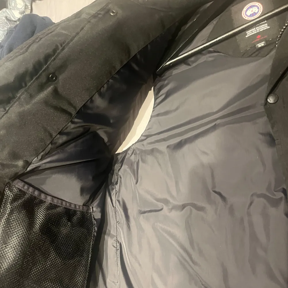 Säljer min Canada goose väst, Säljer den pga den passar inte mig längre då det är storlek M, Skicket på den är som ny. Pris kan diskuteras!. Jackor.