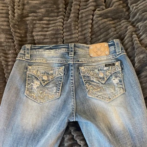 Miss me jeans - Säljer dessa bootcut miss me jeans pågrund av att de är för stora. Använda endast en gång! Pris kan defensivt diskuteras🥰