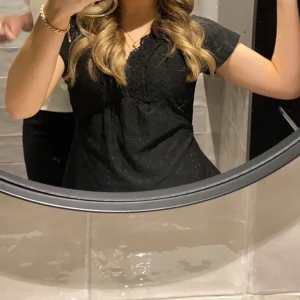 Billig blus - Säljer en svart blus från Shein som är överraskande fin! Trots att den är välanvänd är den i gott skick och perfekt för alla tillfällen. Priset är lågt, så passa på att göra ett kap! Skicka gärna meddelande för mer info!💕