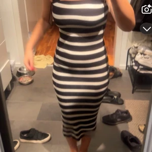 Tub klänning  - Säljer denna randiga tub klänningen från hm i storlek xs pga av att den var för liten.  Prislappen är inte kvar men jag har aldrig använt den.  Nypris=300