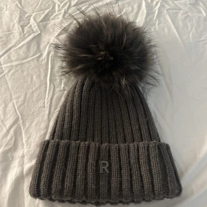 Rockandblue mössa med äkta päls - Säljer denna mössa från rockandblue med äkta päls då den inte kommer till användning längre💗
