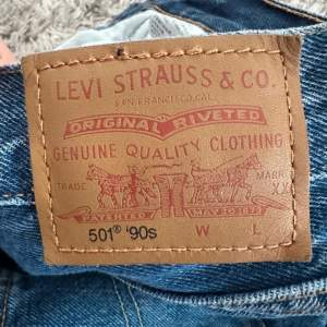 Säljer ett par klassiska Levi's 501 jeans i blå denim. De har en knappgylf och är i mycket bra skick. Perfekta för en avslappnad stil och passar till alla tillfällen.    Storleken är W25 L32