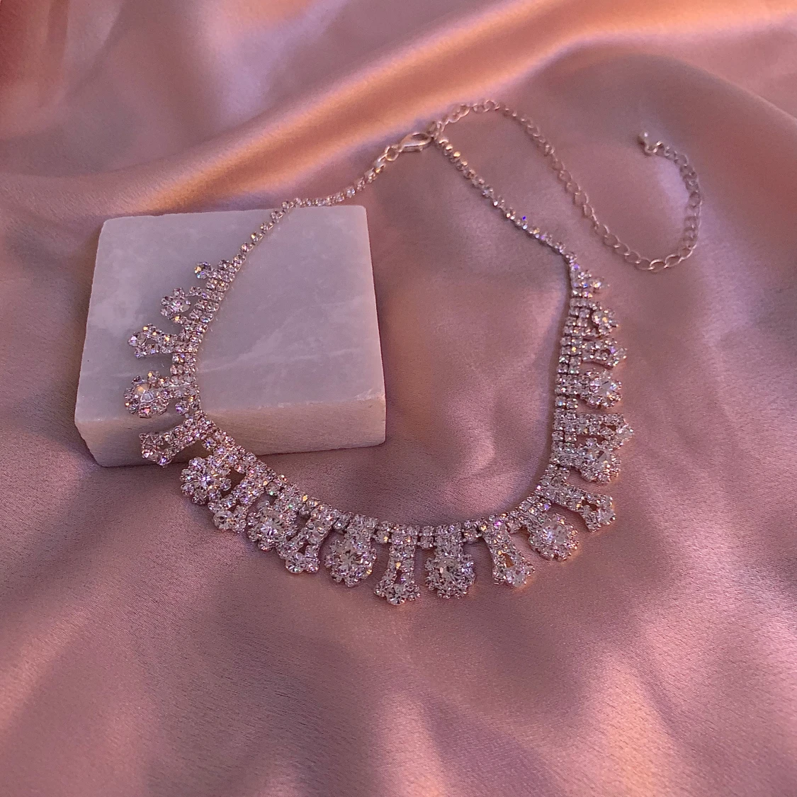 Glittrigt halsband med strass