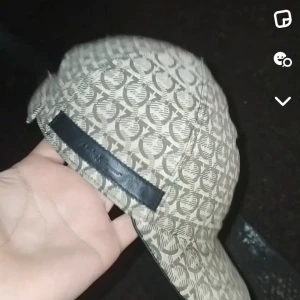 Äkta ferrgamo keps - Har tyvär inte kvitto kvar.  Storlek one size