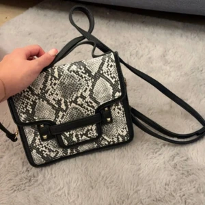 Axelremväska  - Aldirg använd. Från Bobo