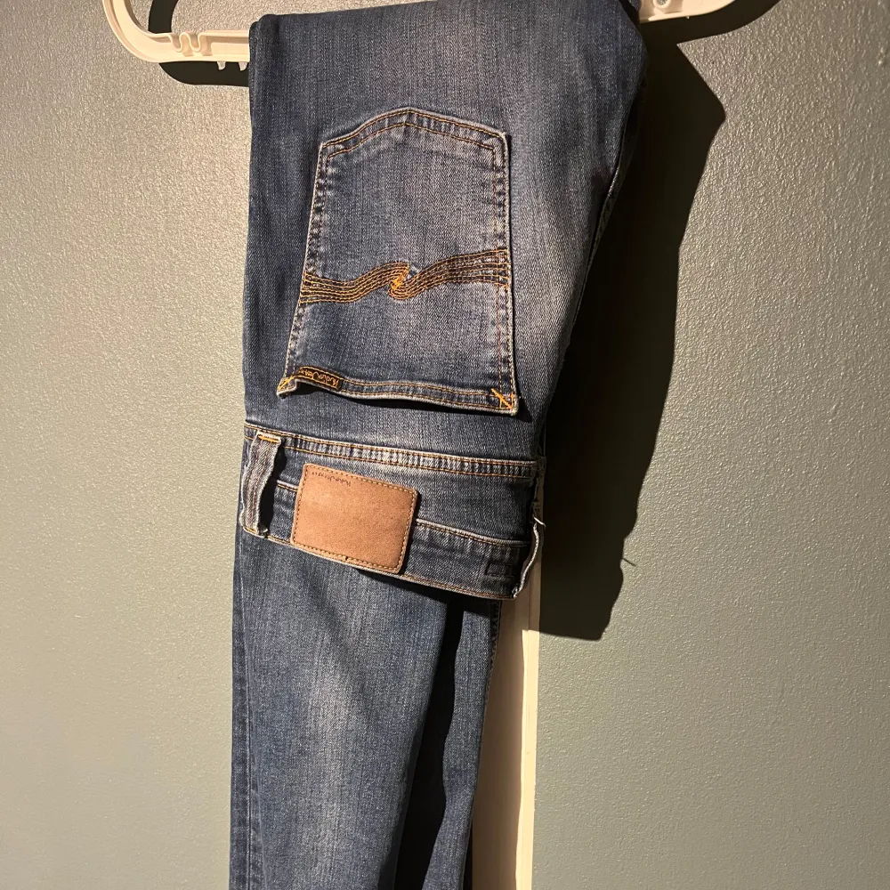 Säljer dessa Nudie jeans. Dom är sparsamt använda och i väldigt gott skick. Inga defekter. Jeans & Byxor.