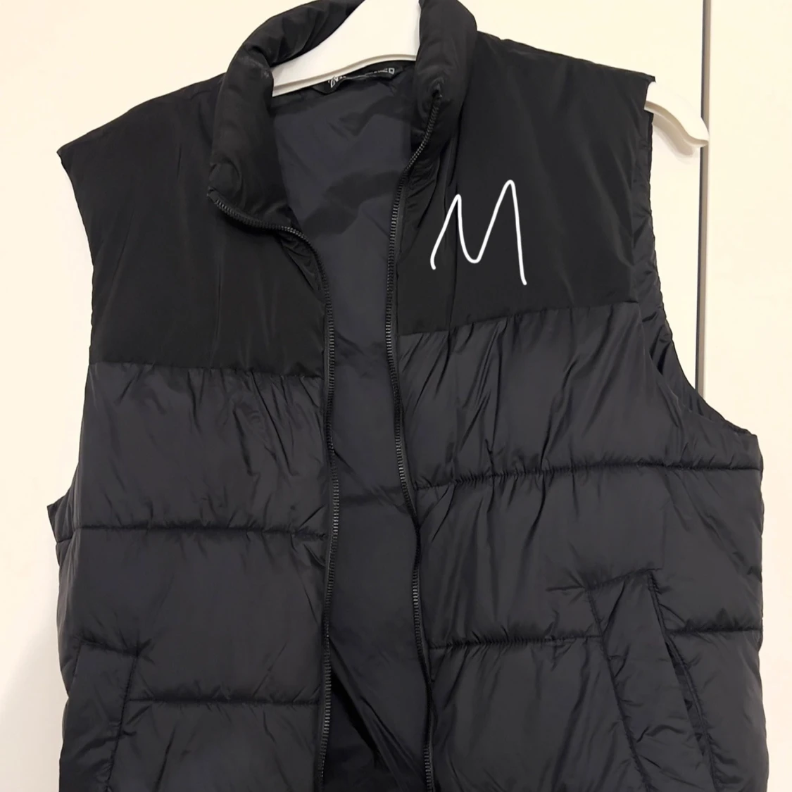 Svart dunväst med dragkedja