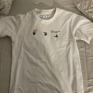 Off White T-shirt - Säljes på grund av för små annars inga problem 