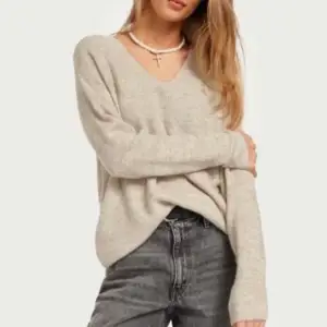 Säljer en supermysig beige tröja från Vero Moda. Den har en snygg v-ringning och är perfekt för både vardag och lite finare tillfällen. Tröjan är i ett mjukt material och har långa ärmar. Perfekt att matcha med jeans eller kjol för en stilren look! Märke JJXX men samma som på bilden! Nypris 299