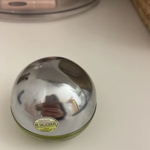 Parfym DKNY Be Delicious - Säljer en fräsch och modern parfym från DKNY, Be Delicious. Flaskan är formad som ett äpple med en blank silverfärgad topp och en genomskinlig grön botten. Perfekt för dig som älskar fruktiga och fräscha dofter. Passar både till vardags och fest! Cirka 3/4 delar kvar av flaskan, därav satte jag skick ”acceptabelt skick”. Lukten heter: BE DELICIOUS. Nypris:635kr säljes för 150kr