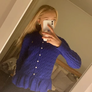  Ralph lauren kofta med volang! - Så fin och söt kofta från Ralph lauren. Nyskick!  Passar storlek xs/s dam 