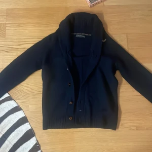 Stickad Cardigan - Hej säljer min feta stickade cardigan från Zara. Storleken är M men sitter som S. Den är i väldigt fint skick och inga defekter. Om du har frågor eller funderingar så hör av dig 🤙 Mvh JacobsCloset