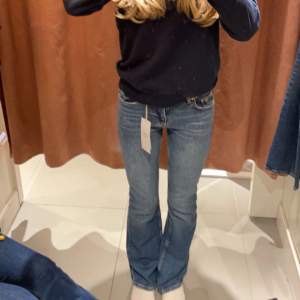 Säljer mina Gina Tricot ganska bootcut jeans storlek 34 eftersom de ej passar❤️ jag är 172 cm