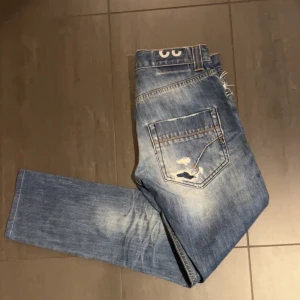 Dondup Jeans  - Dondup jeans med riktiga feta slitningar. Använda men i gott skick. Modellen på bilden är 180 och väger 65kg. Pris kan diskuteras. Hör av er vid frågor eller funderingar!⚜️🙌