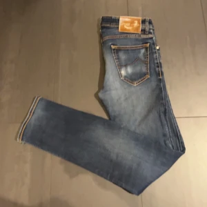 Jacob Cohen jeans  - Jacob cohen jeans. Använda men i väldigt bra skick. Se bild för slitning på patchen samt fickan. DM för fler bilder . Modellen är 180, väger 65kg. Pris kan diskuteras! Hör av er vid frågor eller funderingar!⚜️