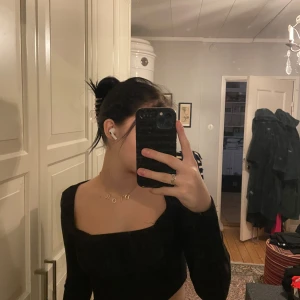 Svart topp från Shein - Säljer en snygg topp från Shein i storlek XS. Toppen är ribbad och har en tight passform, perfekt för både vardag och fest. Den är i mycket bra skick och superbekväm att ha på sig. Passar perfekt till höst- och våroutfits!