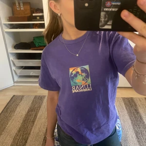 T-shirt  - Lila T-shirt från Urban outfitters! Nypris ca 350kr