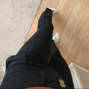 Lågmidjade flared pants - Lågmidjade utsvängda byxor med detaljer i strl S. Byxorna är klippta i ändarna (se bild)