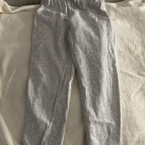 Mjukisbyxor - Jätte fina mjukisbyxor från HM, använda en gång!🥰 jätte mysiga nu till hösten💗