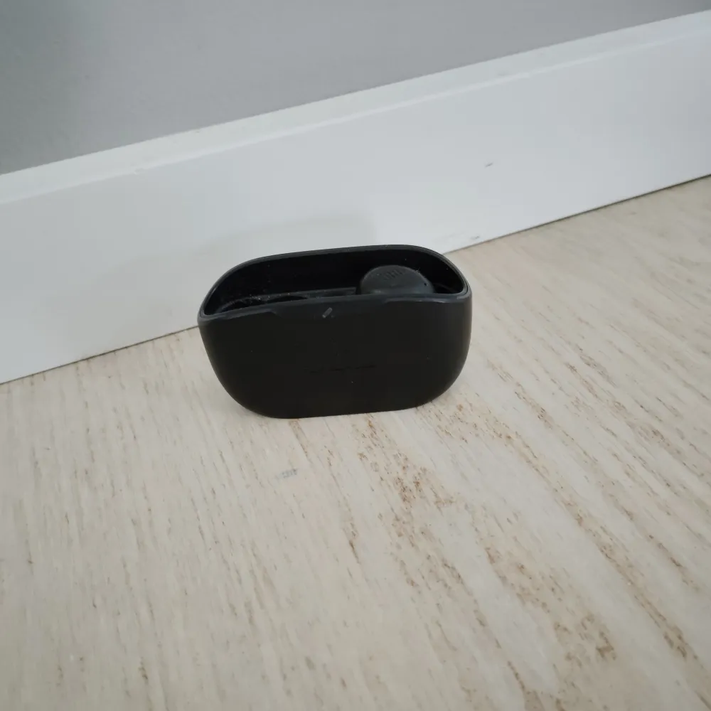 Helt nya tune buds för 600 kr nya Använd 9 gånger inget fel på dom du får med en jbl laddare och det finns även en app du kan ladda ner. priset kan diskuteras.. Accessoarer.