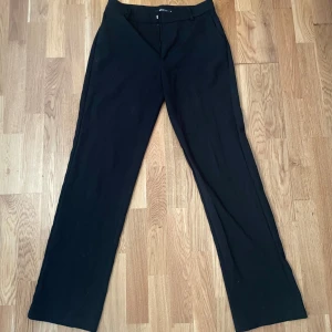Svarta midwaist kostymbyxor flare - Så snygga flare kostymboxor från gina! Jag är ca 172 och de är perfekta i längden 💓
