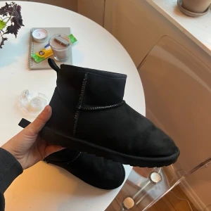 Svarta boots i mocka - köpta för 2v sen.  Använda fåtal gånger  38/39 är storleken