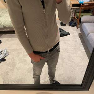 Säljer nu min zip cardigan som jag köpte på Åhléns för 1400, jag har aldrig använt och har prislappen kvar.