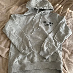 Gallery Dept hoodie - Är S men kan passa M också. Skick 10/10 inga defekter, nästan helt oanvänd. Fraktar men kan även mötas upp i malmö 🤝