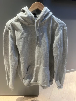 Grå hoodie  - Basic grå hoodie från H&m. Inga defekter alls !! Storlek xs i herrstorlek men passar storlek S i damstorlek 🌟