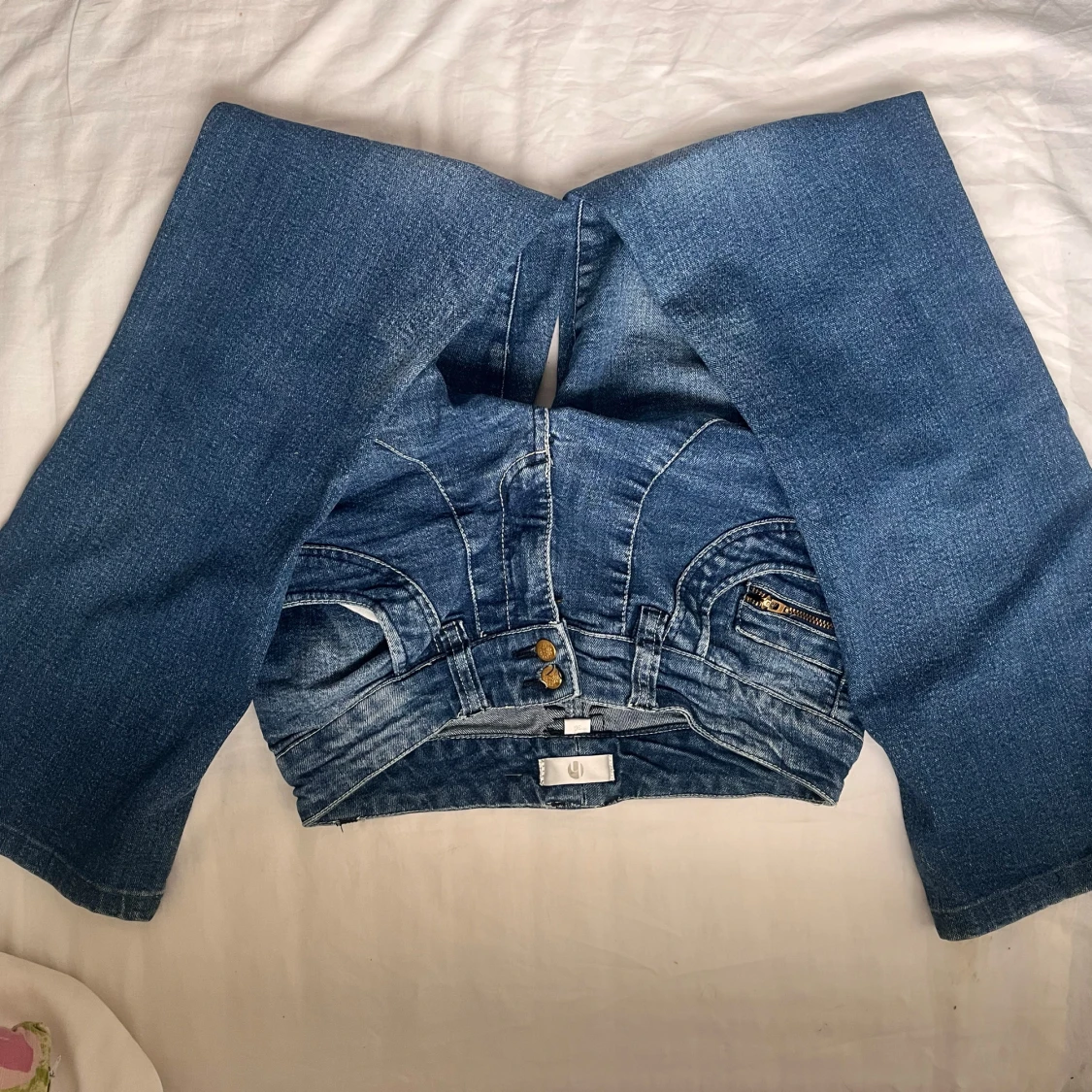 Blå jeans med dragkedjor och knappar - 90