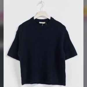Stickad t-shirt - Säljer en mörkblå tröja från Gina storlek S. Den har korta ärmar och är perfekt för både vår och höst. Tröjan är i mycket bra skick. Supermjuk och bekväm!