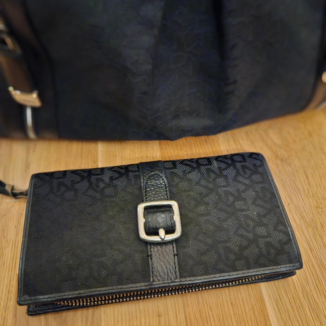 Svart väska och plånbok från DKNY - 91