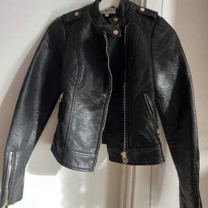 Bikerjacka storlek XXS - Snygg bikerjacka från CROCKER DENIMS ARTISAN, men guld detaljer. Storlek XXS. Aldrig använd. 