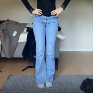 Jättesnygga lågmidjade bootcut jeans från Levis🥰