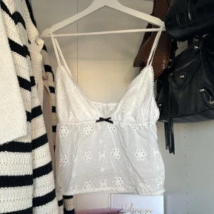 Snygg topp - Super gullig topp som aldrig är använd då den inte passade mig! Super snygg att ha på sommaren eller som topp i vardagen.